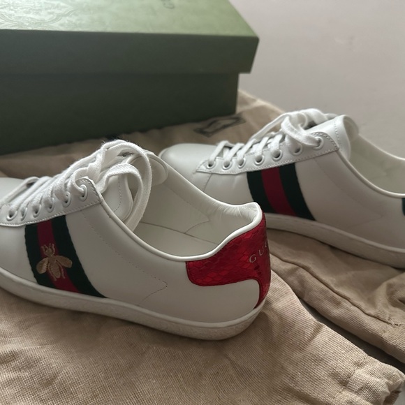 Gucci White Leather Sneakers with Red and Green Accents - Picture 1 of 2